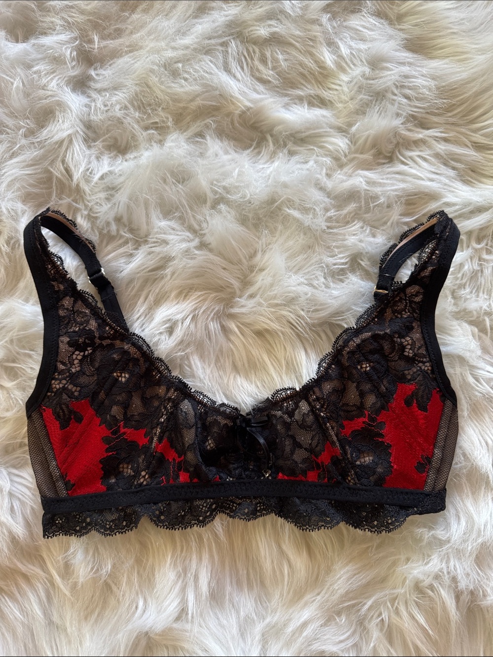 VS 2011 Seduction No Wire Bra in Red/Black Lace - Picture 2 of 6